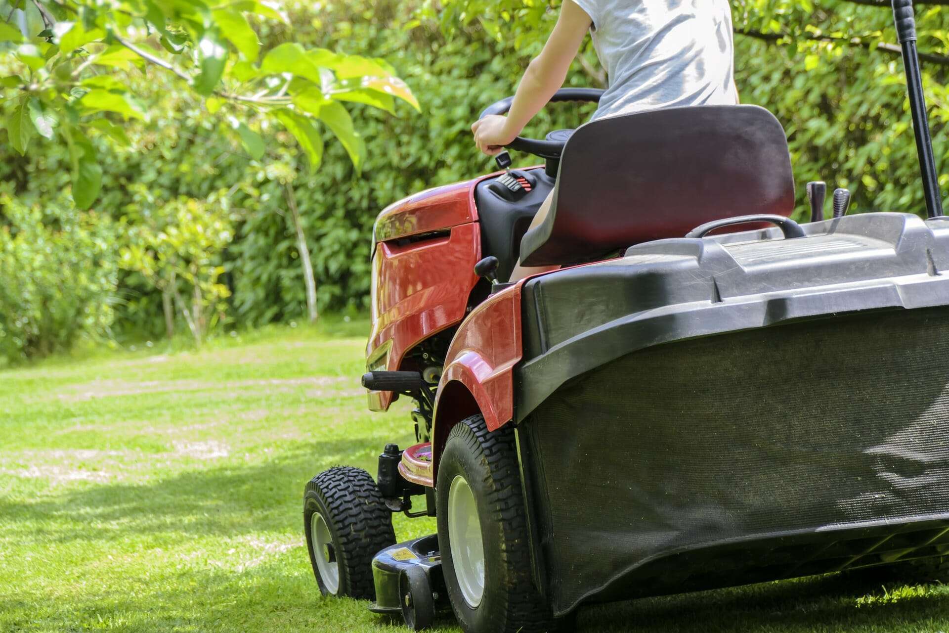 What to Look For in a Best Riding Lawn Mower for Small Yards